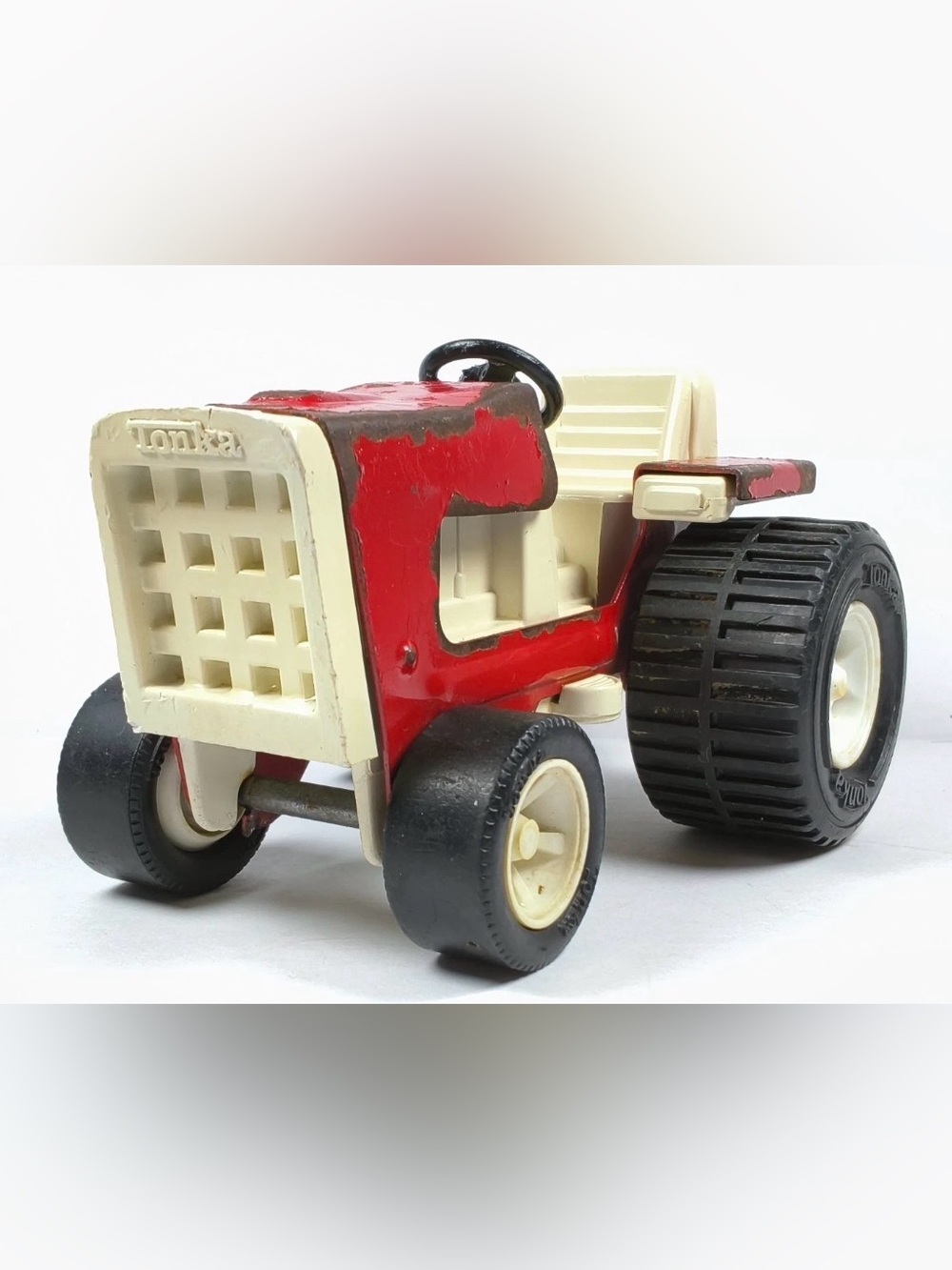 Vintage 1972 Tiny Tonka Farm Tractor  No 685, 811002, Red & white